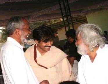 ఈ ఫోటో ఒక మధురమైన జ్ఞాపకం.. గద్దర్‌తో అనుబంధాన్ని గుర్తు చేసుకున్న పవన్ కళ్యాణ్