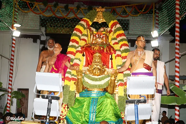  పద్మసరోవరంలో దివ్య విహారం.. గరుడవాహనంపై మంగళ విహారం