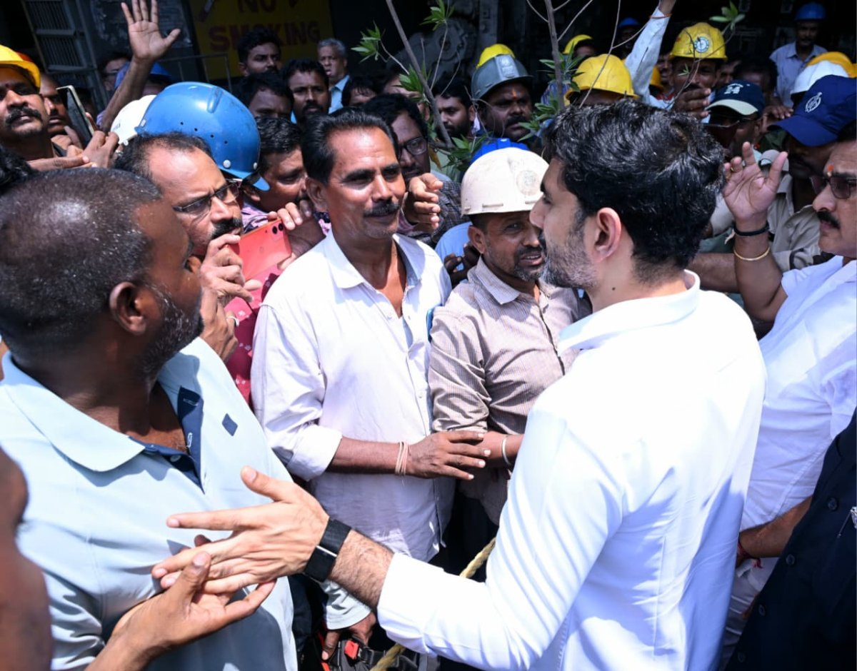 విశాఖ కార్మికులకు భరోసా ఇచ్చిన లోకేష్