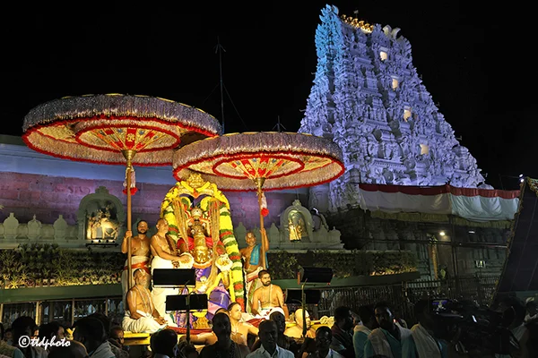గరుత్మంతునిపై మలయప్పస్వామి.. పౌర్ణమి గరుడసేవ వైభవం