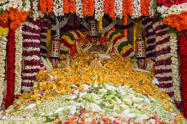 మూడు టన్నుల పుష్పాలతో పుష్పయాగం.. 