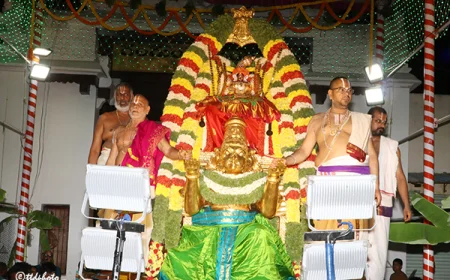 పద్మసరోవరంలో దివ్య విహారం.. గరుడవాహనంపై మంగళ విహారం