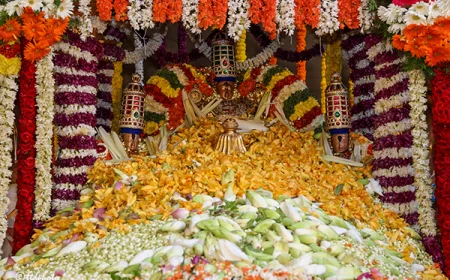 మూడు టన్నుల పుష్పాలతో పుష్పయాగం.. 