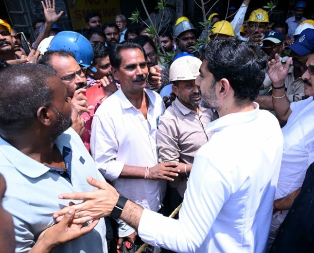 విశాఖలో మంత్రులు మకాం... కార్మికులకు భరోసా