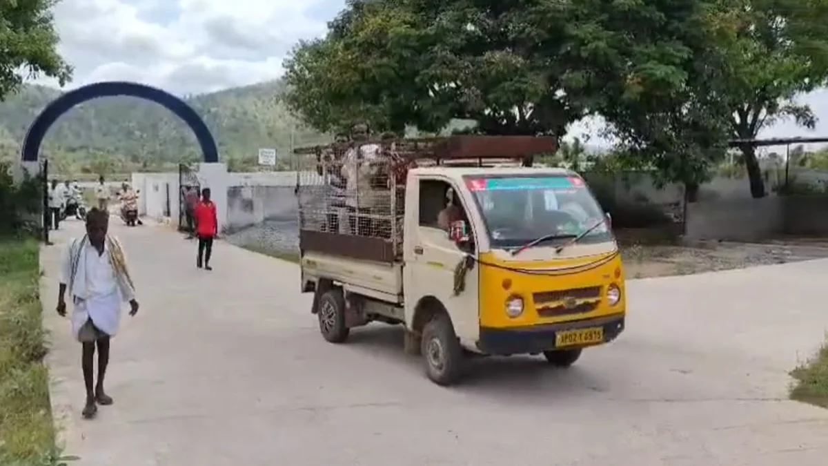 స్మశానం కోసం ఊరంతా ఏకమై వినూత్న నిరసన.. మృతదేహంతో తహసీల్దార్ కార్యాలయం ఎదుట ధర్నా