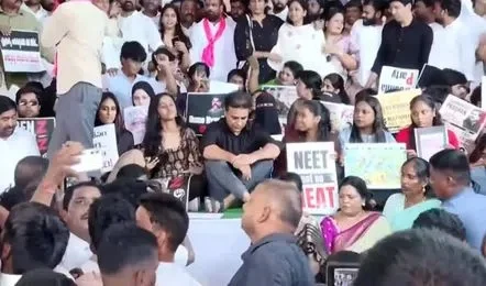 బర్త్‌డేకు బదులు నిరసన.. ఇందిరా పార్క్‌లో నల్లచొక్కా ధరించి    విద్యార్థులతో కలిసి పోరుబాటలో కేటీఆర్ 