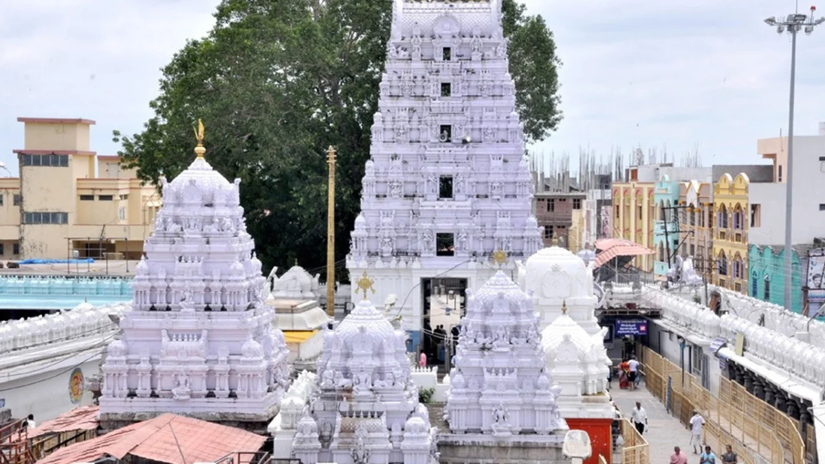 వేములవాడలో విచిత్ర ఘటన.. దేవుడికి ఇచ్చిన రూ.7 లక్షల విరాళం తిరిగి ఇవ్వాలని కుమార్తెల వినతి