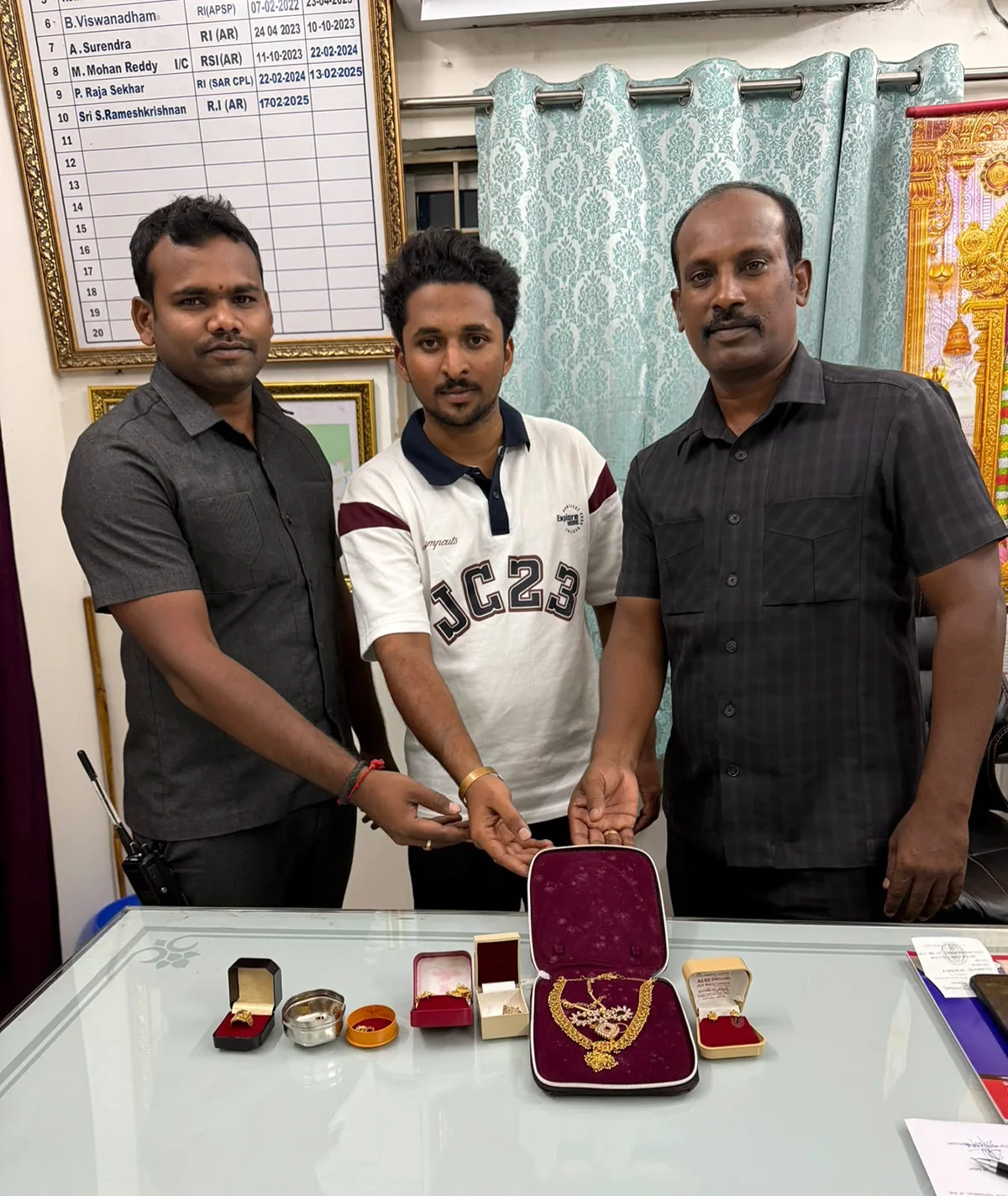 మరిచిపోయిన 100 గ్రాముల బంగారం బ్యాగు.. భక్తుడికి సురక్షితంగా అప్పగించిన టీటీడీ