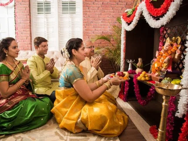 పూజకు సాంప్రదాయ దుస్తులే కావాలా? శాస్త్రాలు ఏం చెబుతున్నాయి?