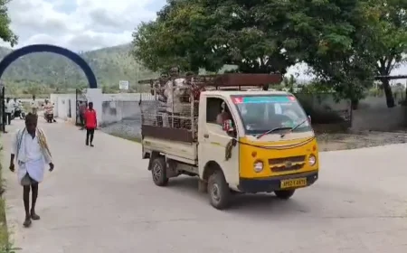 స్మశానం కోసం ఊరంతా ఏకమై వినూత్న నిరసన.. మృతదేహంతో తహసీల్దార్ కార్యాలయం ఎదుట ధర్నా