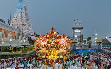 పుష్ప పల్లకీపై శ్రీ భూదేవి సమేత మలయప్పస్వామివారి వైభవం.. 