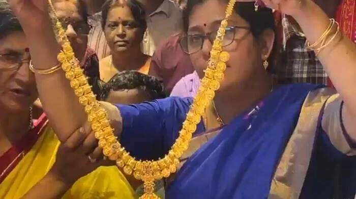 దుర్గమ్మకు రూ.17 లక్షల బంగారు లక్ష్మీ కాసుల హారం.. 
