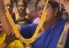 దుర్గమ్మకు రూ.17 లక్షల బంగారు లక్ష్మీ కాసుల హారం.. 