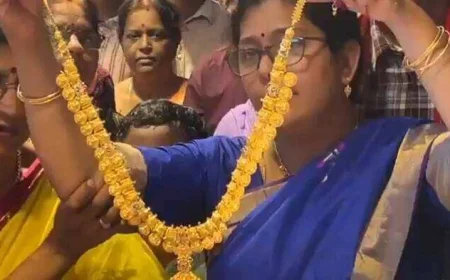 దుర్గమ్మకు రూ.17 లక్షల బంగారు లక్ష్మీ కాసుల హారం.. 